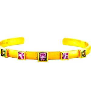 Gorgeous vintage royalty designer 18k Natural Color changing Sapphire bangle